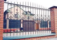 Кованый забор с элементами ковки