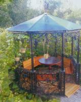 Изящная беседка с красивыми столбами